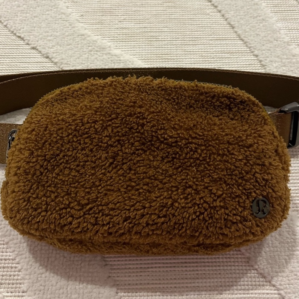 Lululemon EBB Everywhere Belt Bag Sherpa Fleece - Burnt Caramel